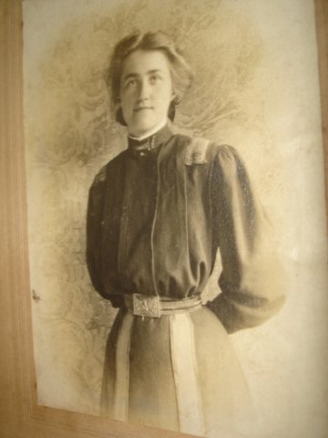 early1900ssupervisingnurse.jpg